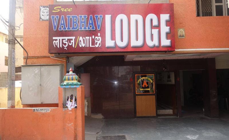 Отель Sree Vaibhav Residency Тирупати Экстерьер фото