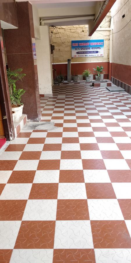 Отель Sree Vaibhav Residency Тирупати Экстерьер фото